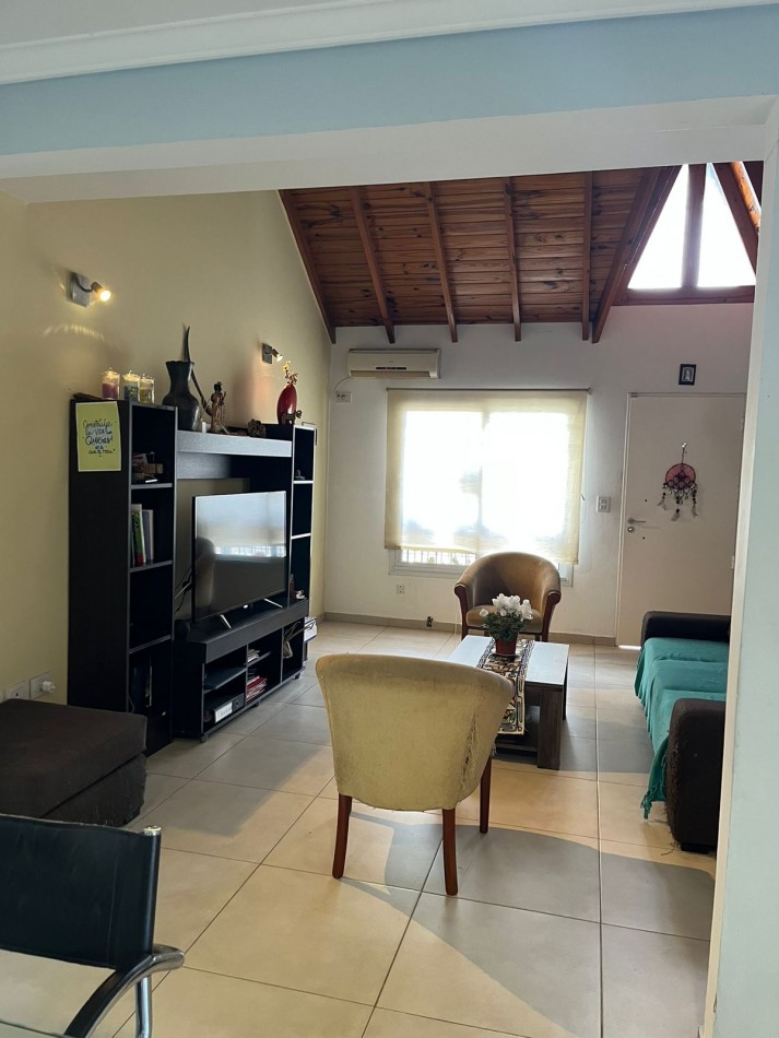 Chalet desarrollado en dos plantas  amplio parque con piscina climatizada Castelar N.