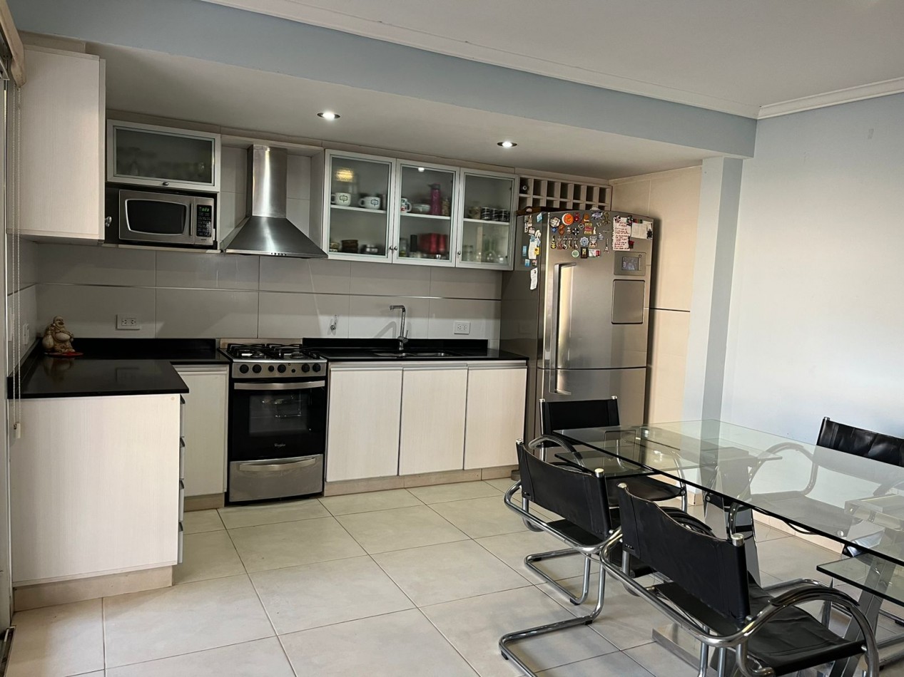 Chalet desarrollado en dos plantas  amplio parque con piscina climatizada Castelar N.