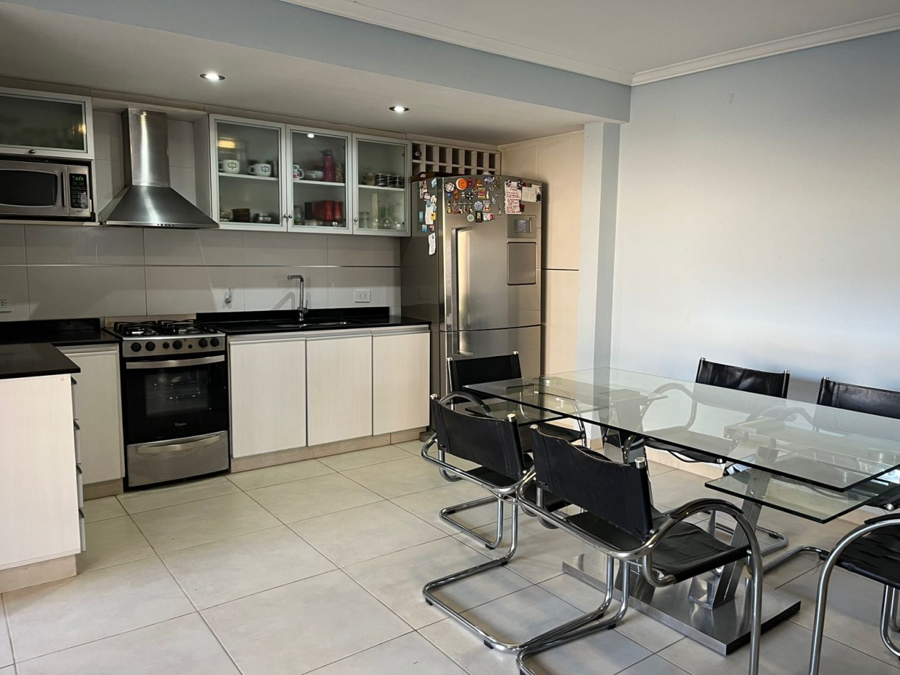 Chalet desarrollado en dos plantas  amplio parque con piscina climatizada Castelar N.