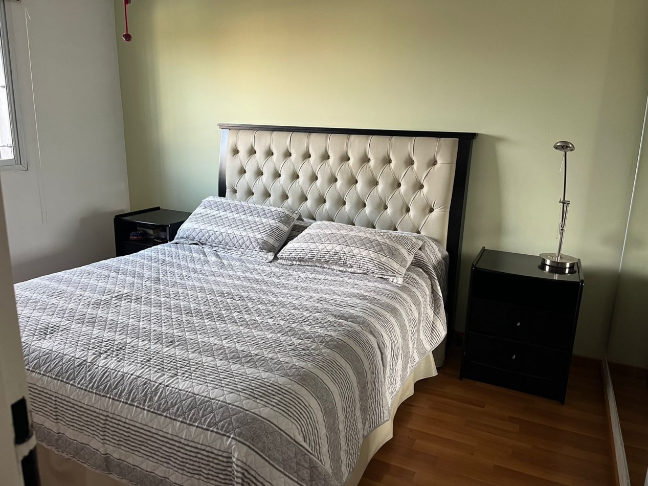 Chalet desarrollado en dos plantas  amplio parque con piscina climatizada Castelar N.