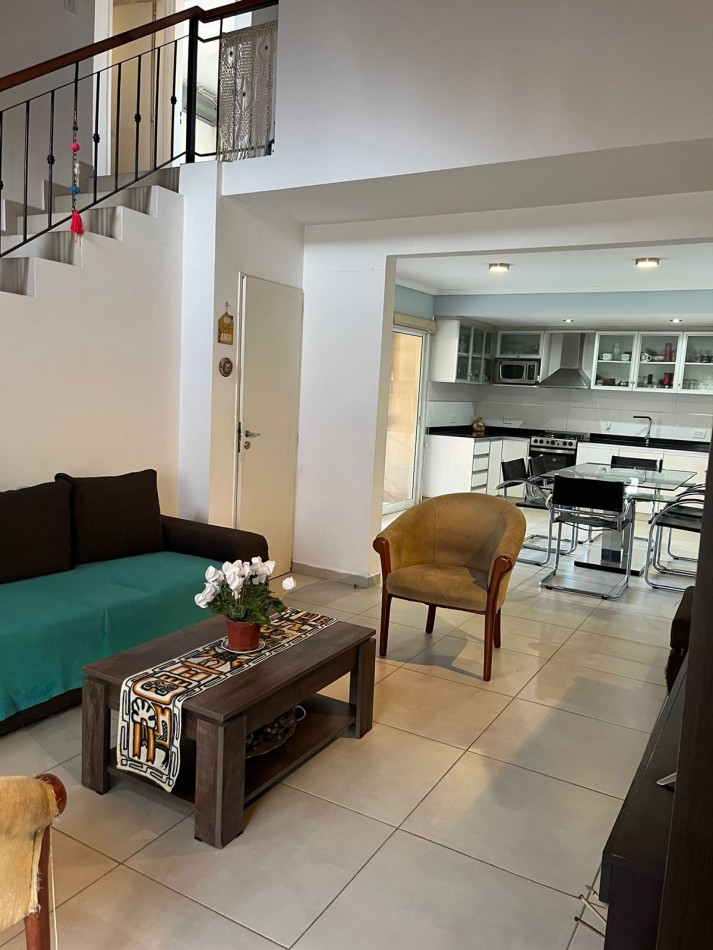 Chalet desarrollado en dos plantas  amplio parque con piscina climatizada Castelar N.