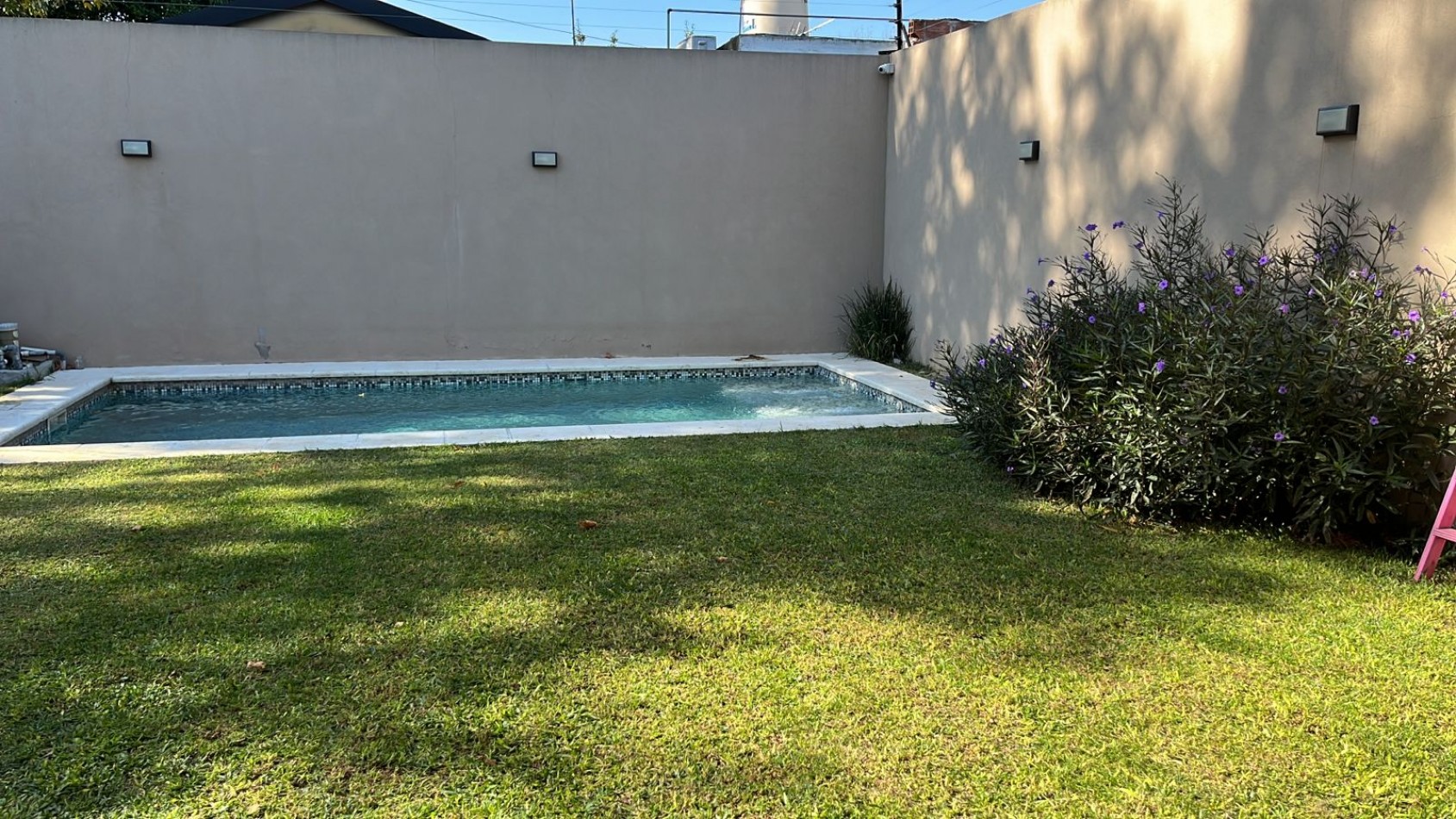 Chalet desarrollado en dos plantas  amplio parque con piscina climatizada Castelar N.